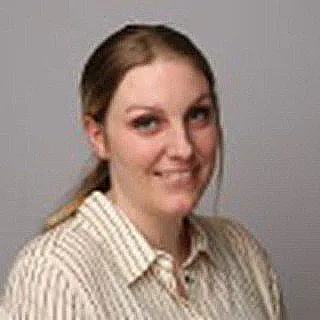 Kvinne med hvit rutete skjorte