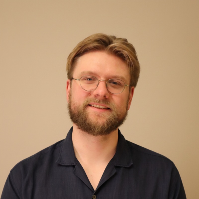 Mann med svart skjorte og brunt hår