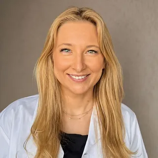 Kvinne med blondt hår i hvit skjorte