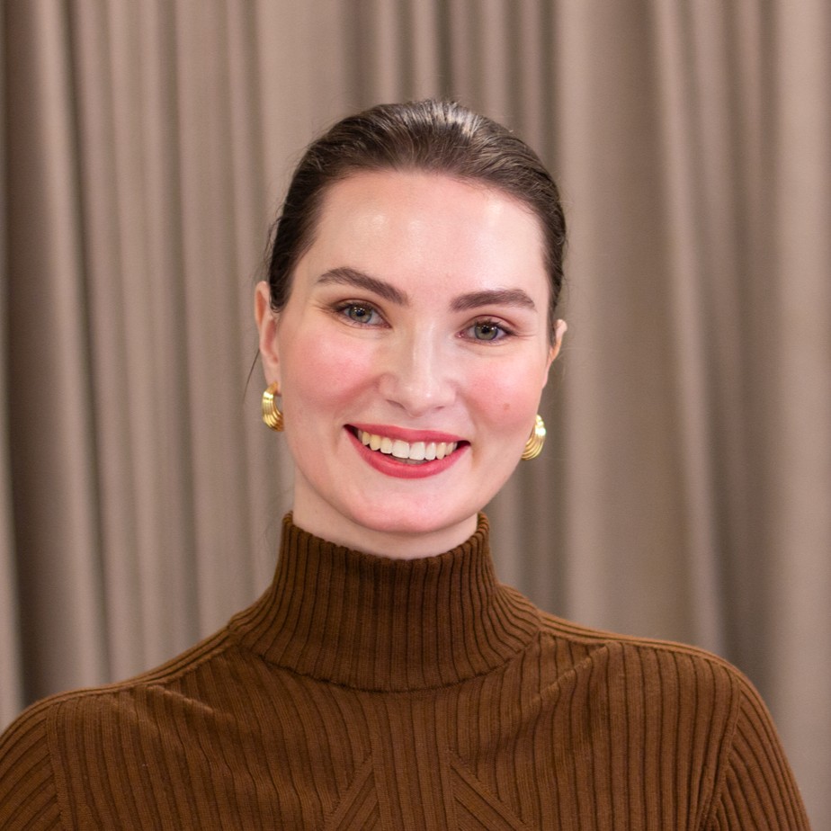 Kvinne med brun genser